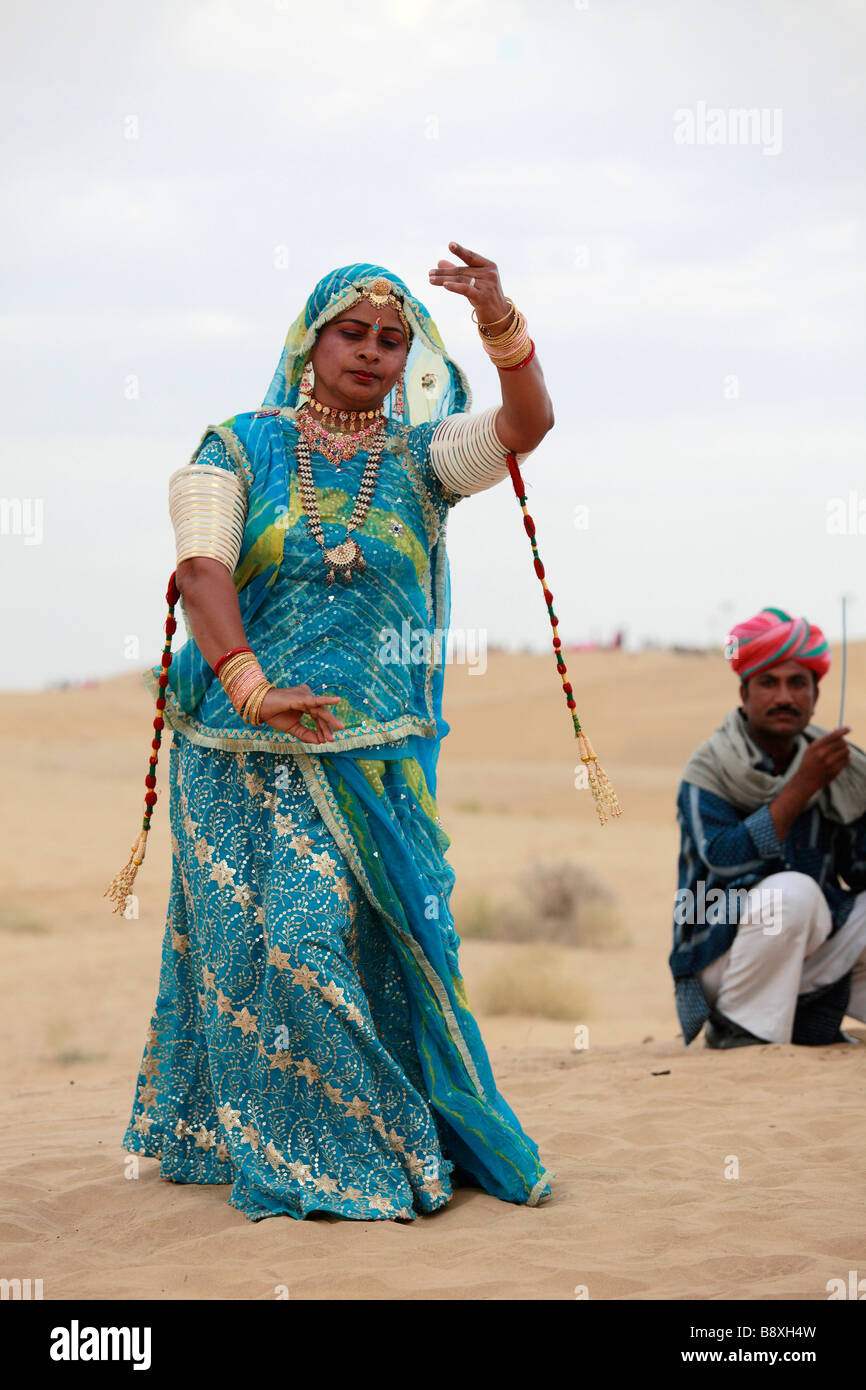 Indien Rajasthan Wüste Thar Sam Sanddünen tanzenden Rajasthani Frau Stockfoto