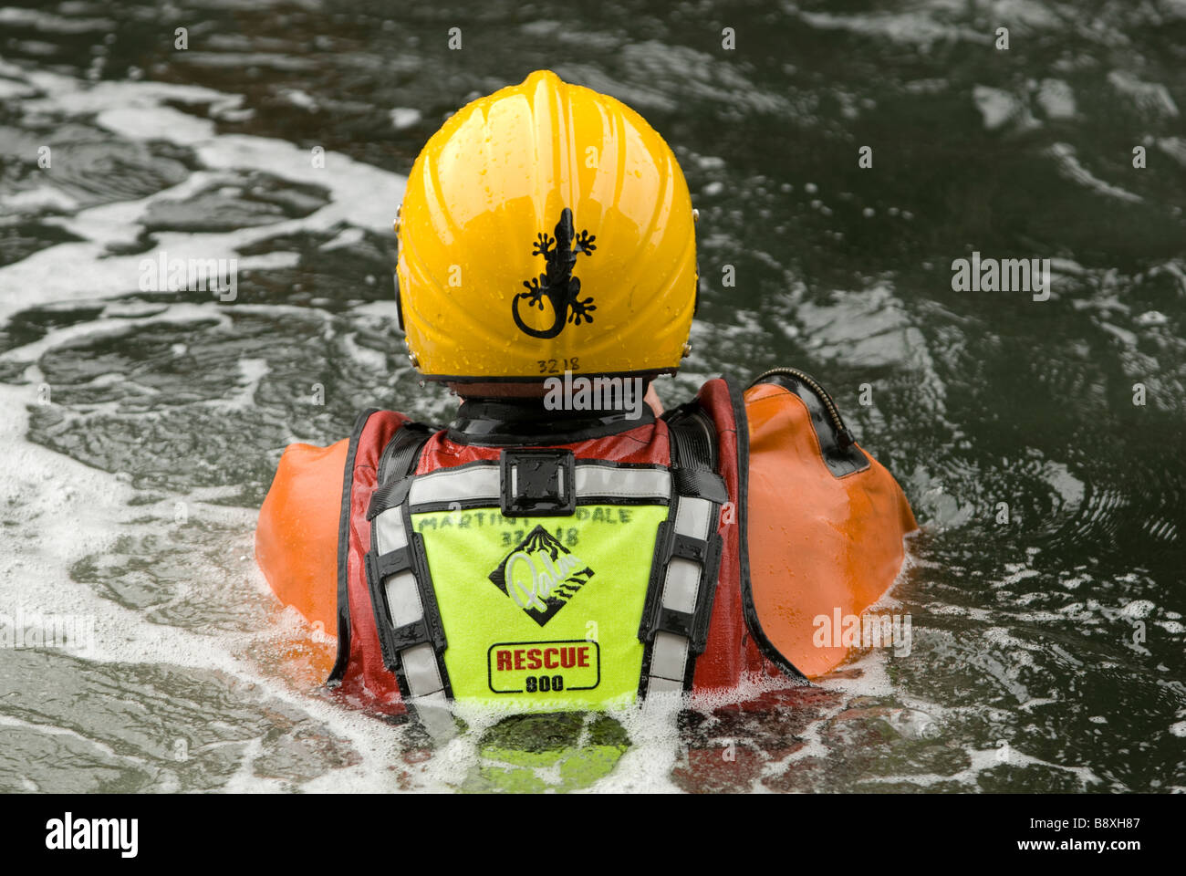 Feuerwehrmann-Training im Wasser Rettungstechniken Stockfoto