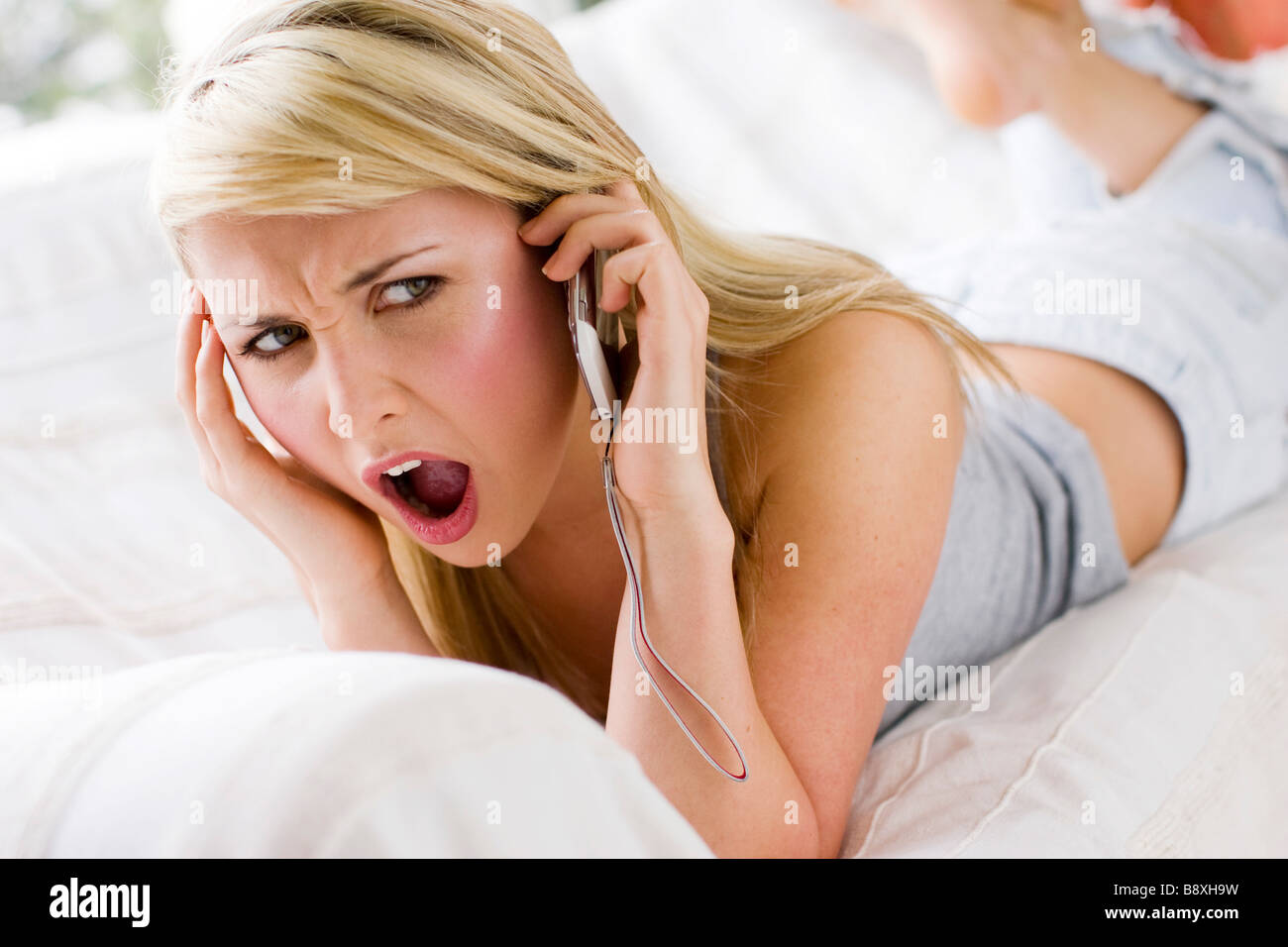 Mädchen telefonieren mit Handy Stockfoto