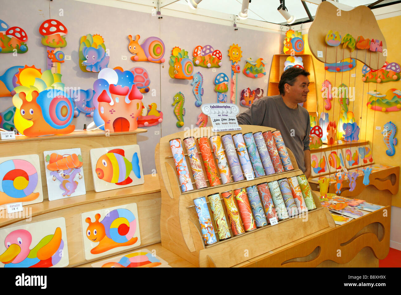 Puzzles, Spielzeug und Kaleidoskope. Handwerk Messe. Tárrega. Lleida. Katalonien. Spanien. Europa Stockfoto