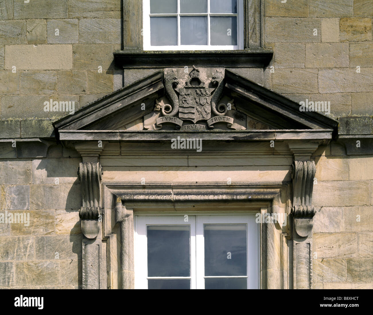 Einen gebrochenen Giebel mit Trevelyan Wappen in der Mitte überwunden Stockfoto
