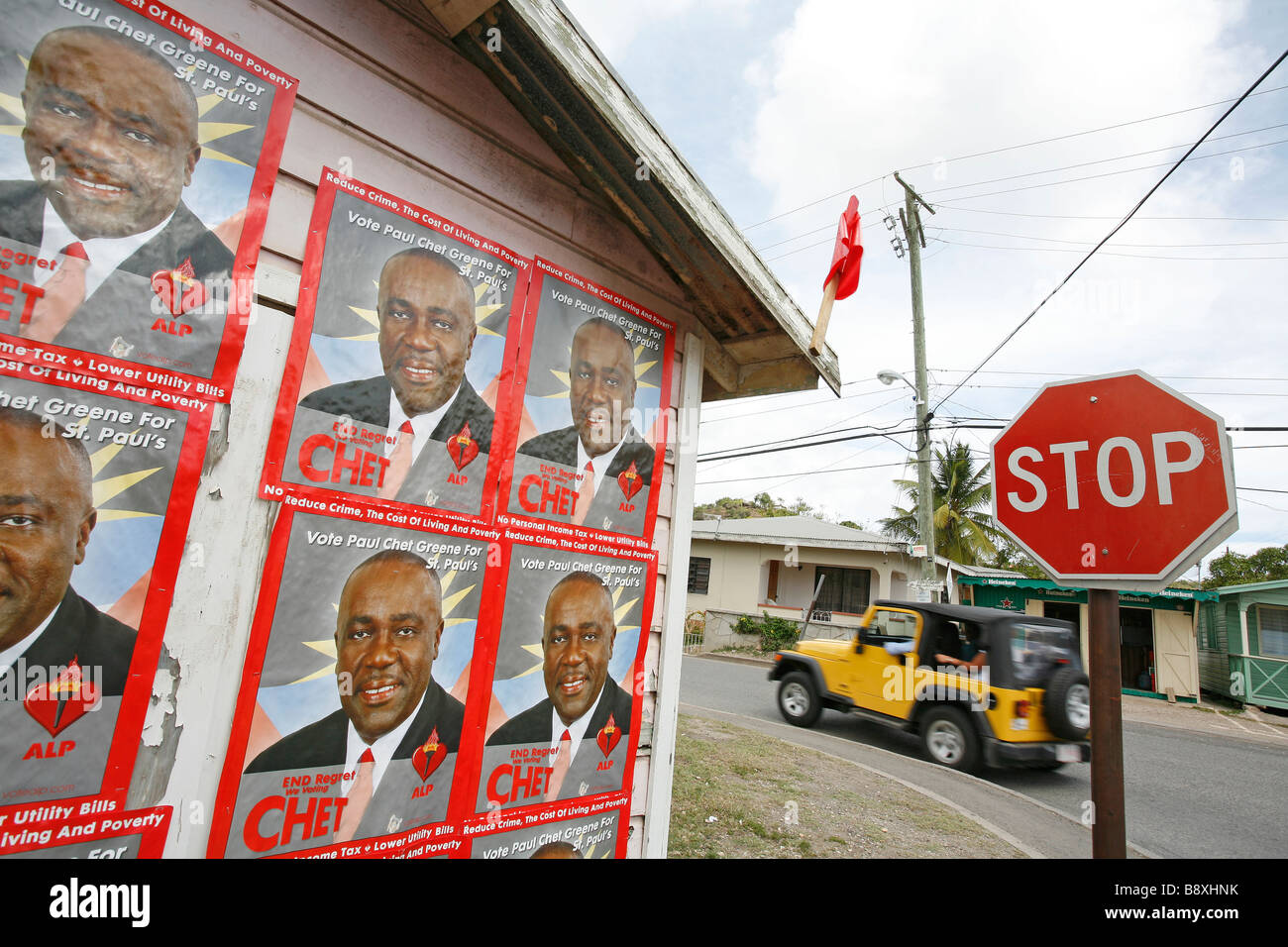 Poster zur Unterstützung der Antigua Labour-Partei vor den Wahlen auf der Insel am 12. März 2009 neben einem Stop-Schild. Stockfoto