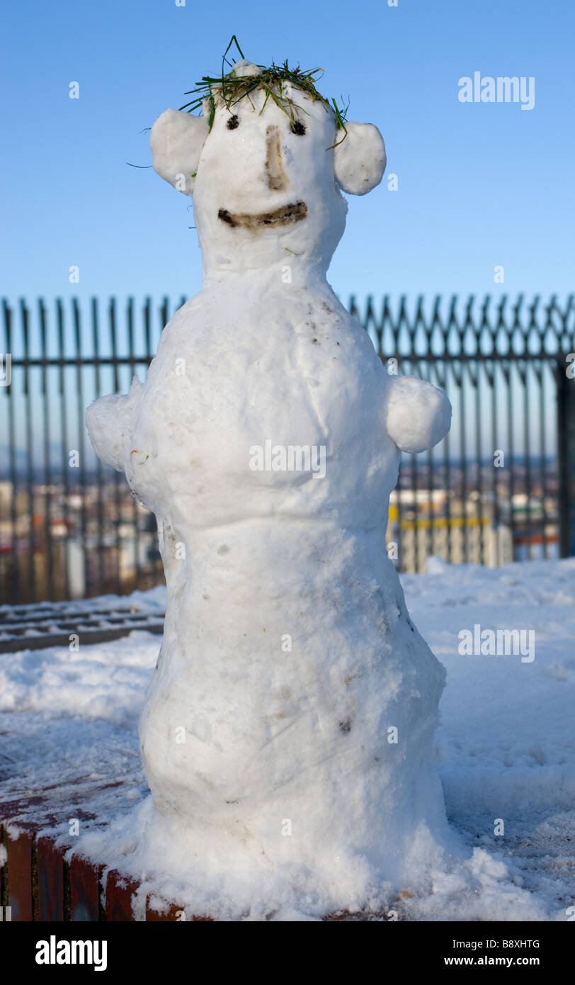 lustigen Schneemann in der Stadt Stockfoto