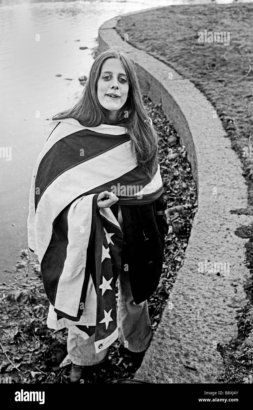 Eingehüllt in Flag aus mit ihrem verstorbenen Väter Sarg sitzt eine junge Frau in The Common in Cambridge MA 1969 behauptete Stockfoto