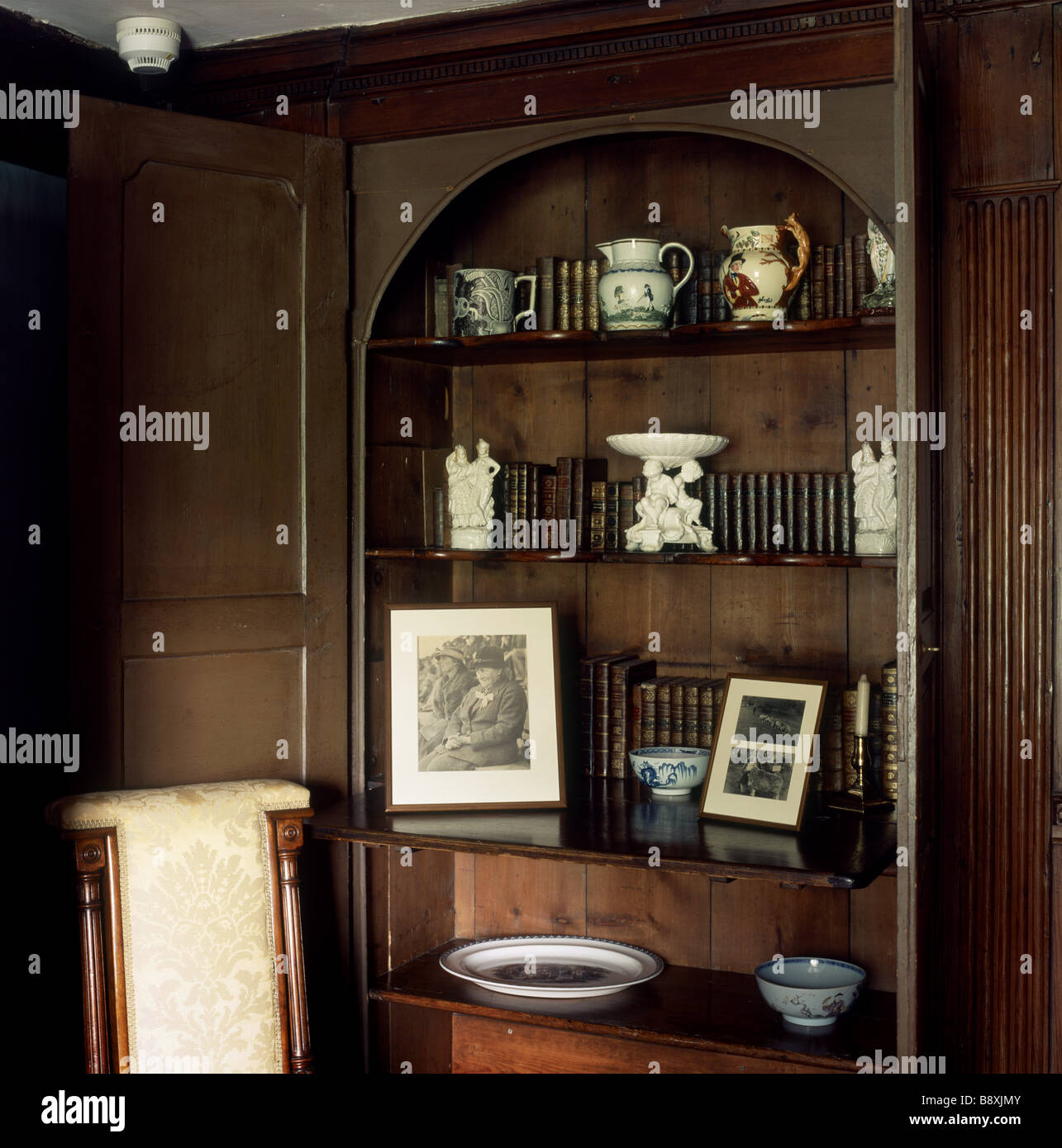 FL-Fotografien und China in eine Nische Schrank in der Stube bei Hill Top Haus Beatrix Potter in Sawrey, Cumbria Stockfoto