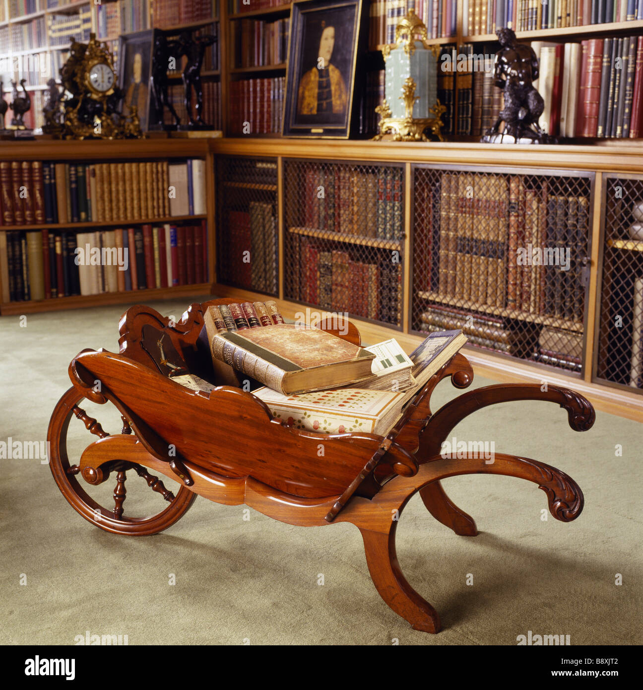 Die Bibliothek Nahaufnahme des späten georgischen Bibliothek Wheelbarow verwendet für den Transport von Büchern Stockfoto