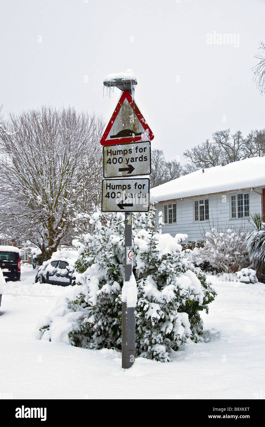 Dumme Straßenschild im winter Stockfoto