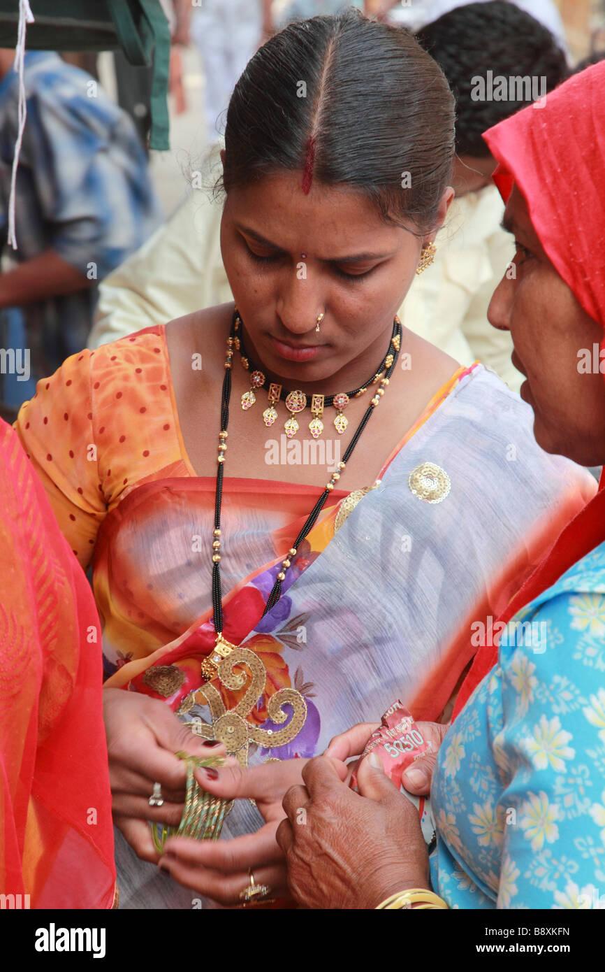 Indien Rajasthan Jaisalmer Frauen in traditioneller Tracht Stockfoto