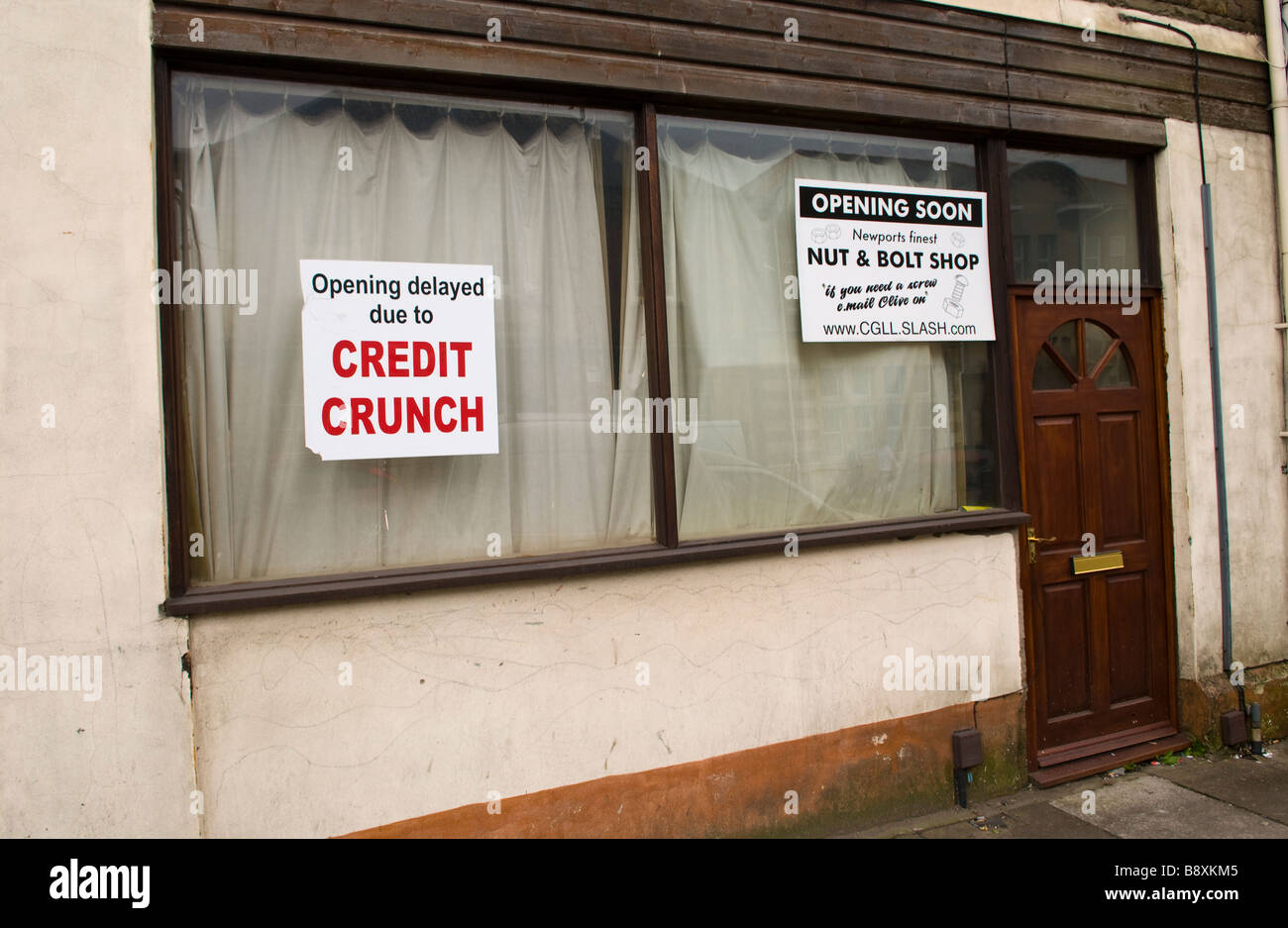 Eröffnung verzögert DUE TO CREDIT CRUNCH Schild im Schaufenster Newport South Wales UK Stockfoto