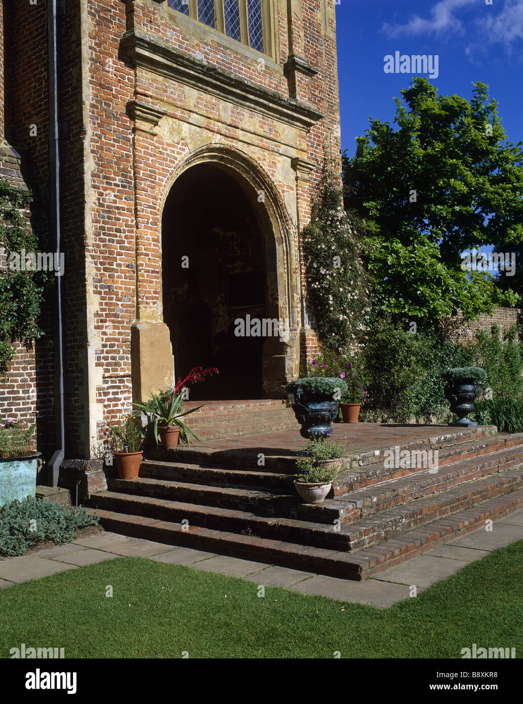 Die Süd gerichteten Torbogen, der elisabethanischen Turm Sissinghurst. Stockfoto