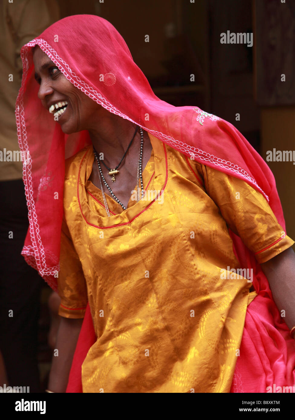Indien Rajasthan Jaisalmer Frau in traditioneller Kleidung Stockfoto