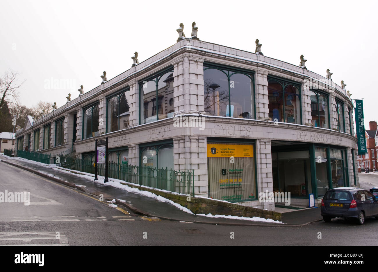 Erbaut im Jahr 1913 im Stil Art Déco Tom Nortons Garage bekannt als Palazzo Automoblie in Llandrindod Wells Powys Mid Wales UK Stockfoto