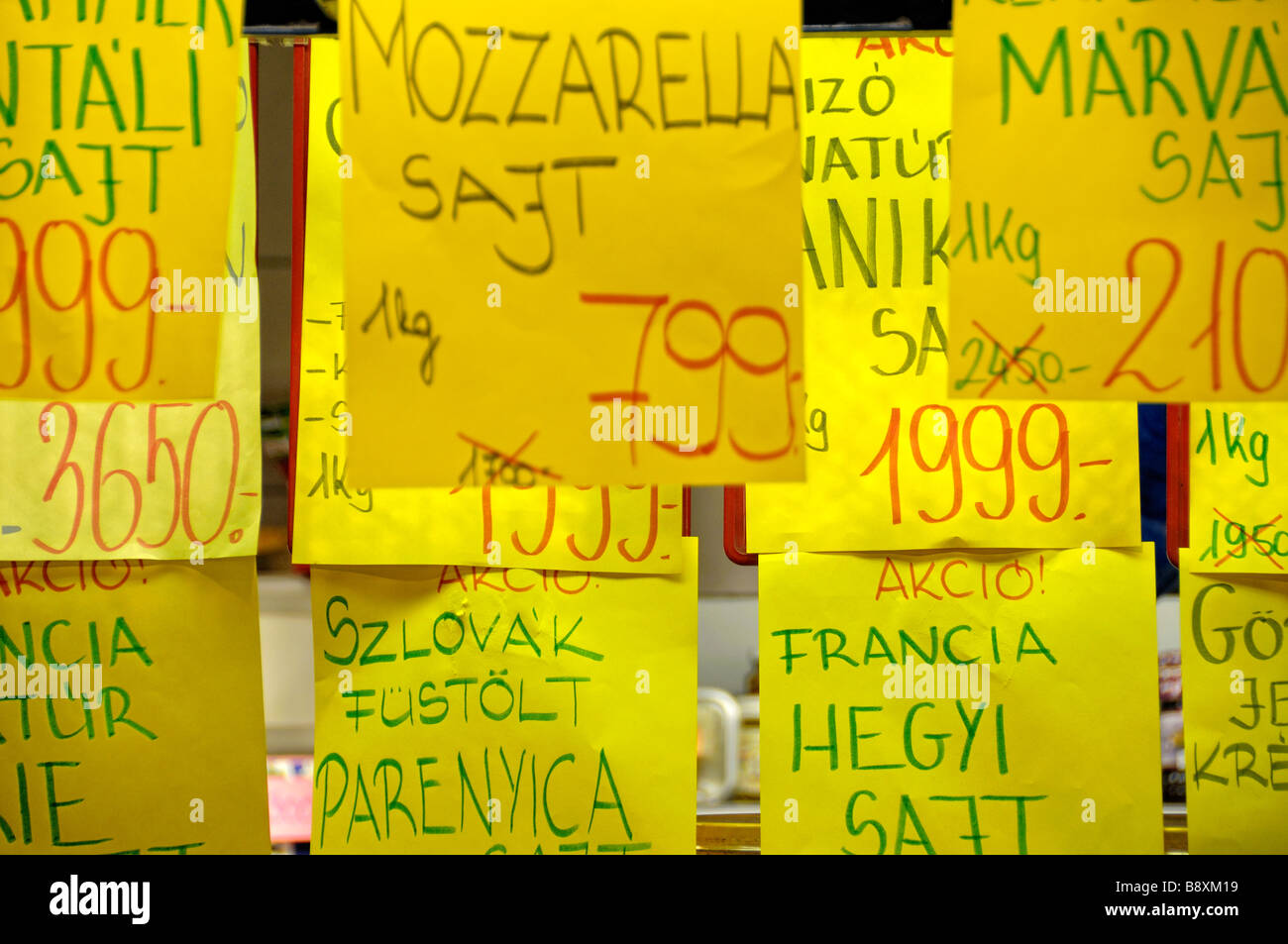 Preisschilder in der zentralen Markthalle, Budapest, Ungarn Stockfoto