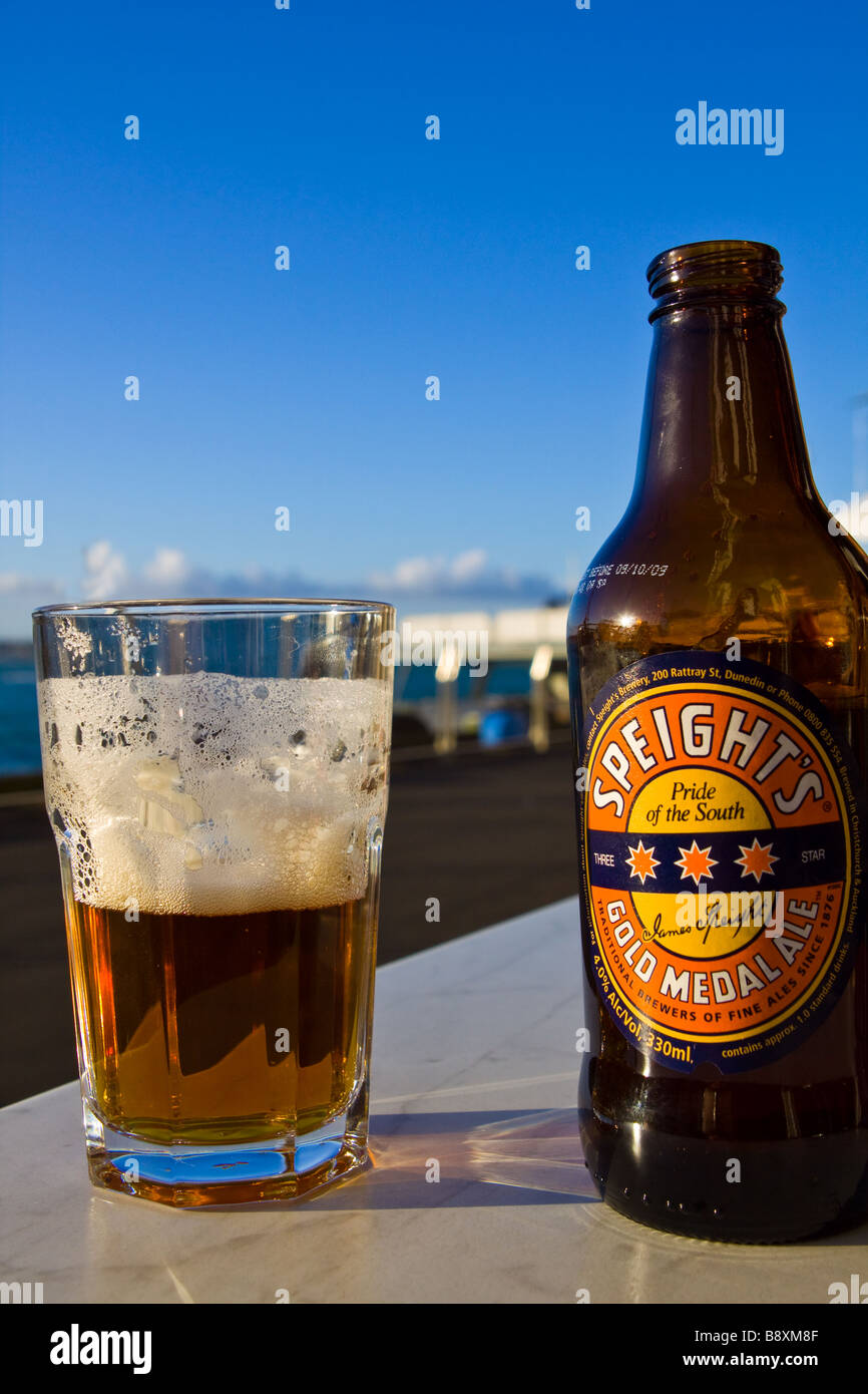 Flasche und Glas Bier Stockfoto