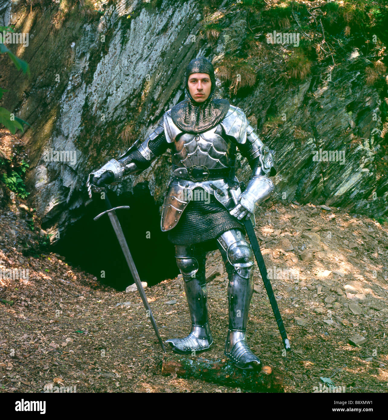 Mittelalterliche Ritter in glänzender Rüstung mit Schwert Wales UK KATHY DEWITT Stockfoto