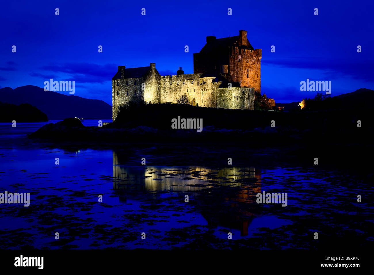 Eilean Donan Castle Loch Duich Schottland am späten Abend zeigen beleuchtete Burg gegen blauen Himmel Stockfoto