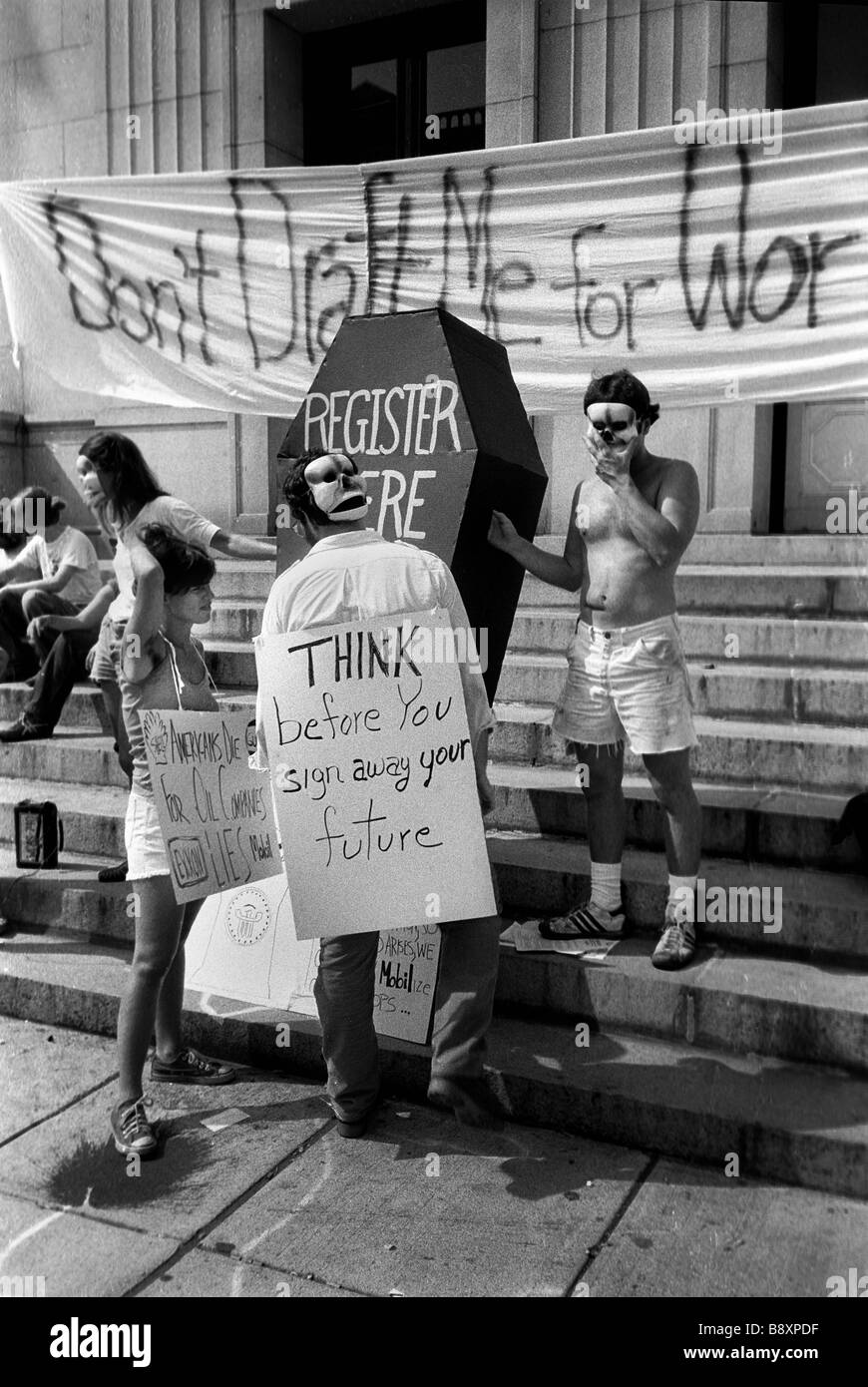 Protest gegen die Re Einführung der obligatorischen Wehrdienstes Registrierung für Männer im Alter von 18 Demonstranten am US Post Office Rallye Stockfoto