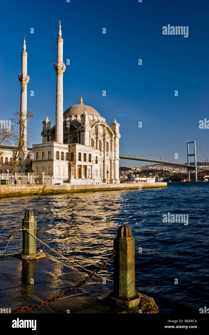 Ortakoy-Moschee und Brücke. Bosporus, Istanbul, Türkei, Asien Stockfoto