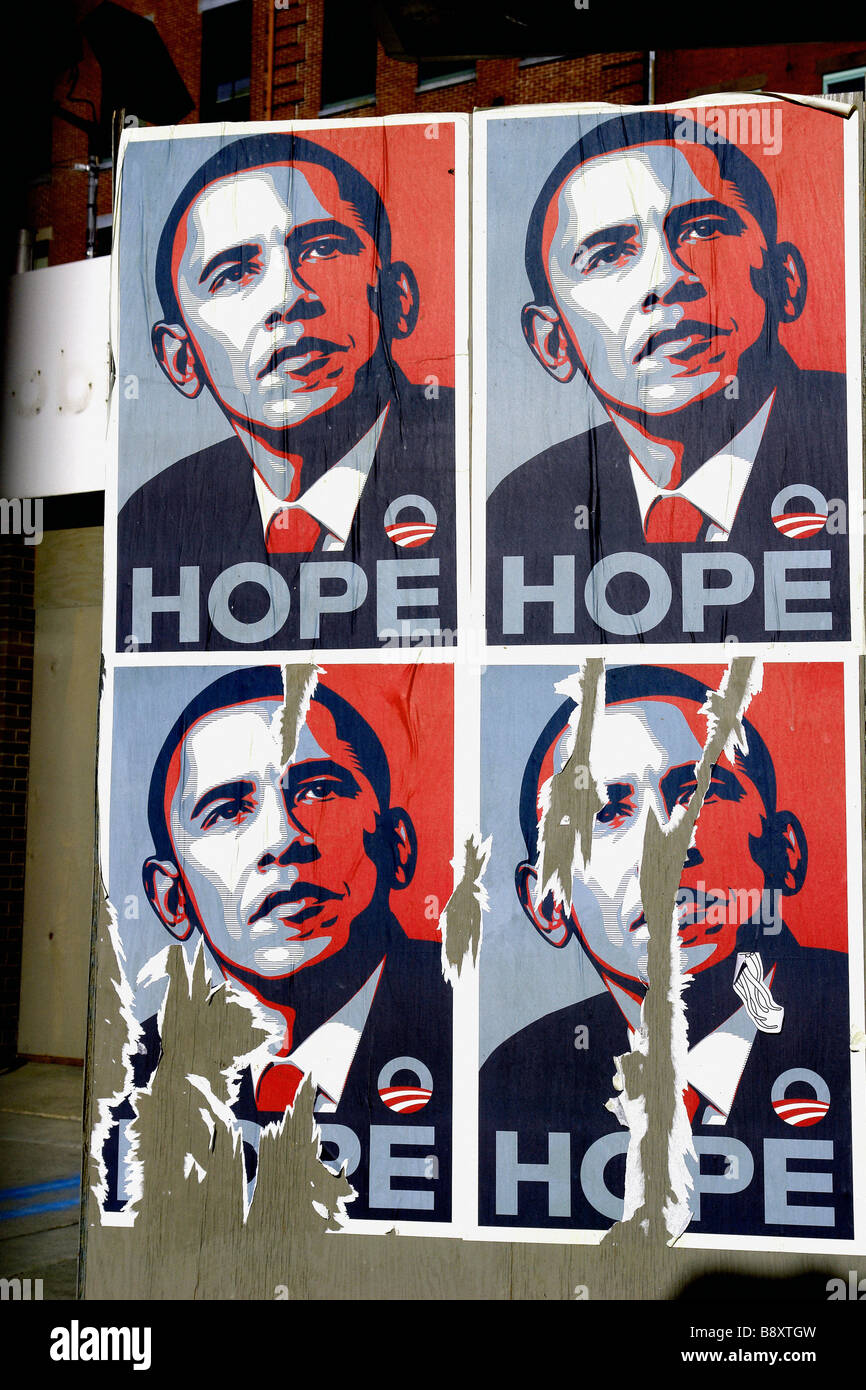 Urban-Szene von vier 4 hin und her gerissen und verwitterten Barack Obama Hoffnung USA Presidential Wahlplakate Stockfoto