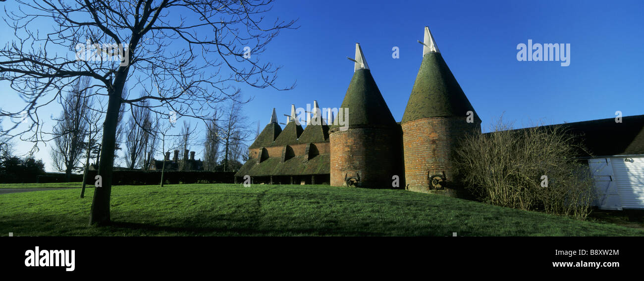 Oast Häuser auf dem Gelände des Sissinghurst Castle an einem klaren Wintermorgen Silhouette gegen einen herrlichen blauen Himmel Stockfoto