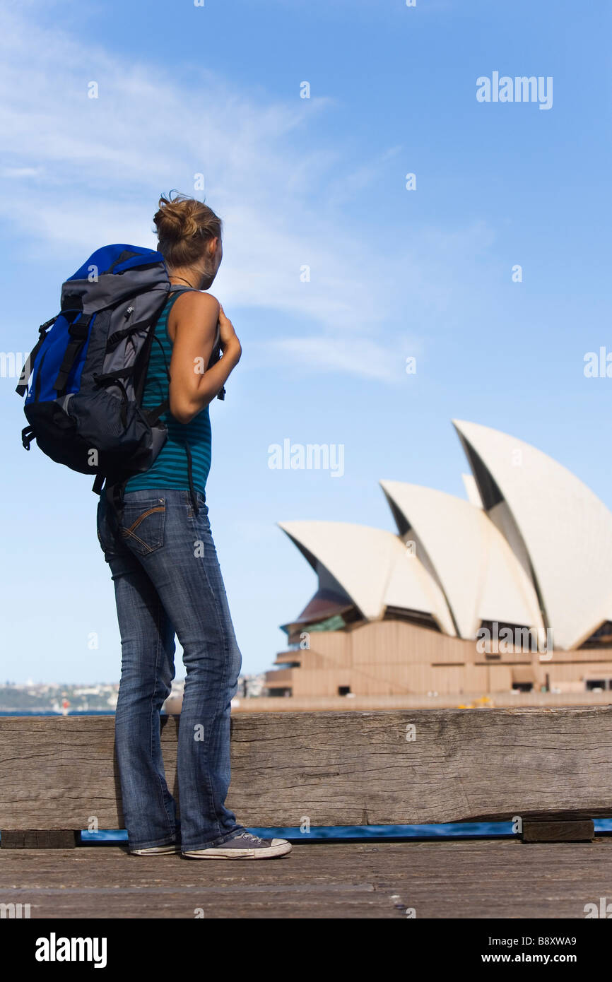 Eine Backpacker sieht durch den Hafen von Sydney Opera House.  Sydney, New South Wales, Australien Stockfoto