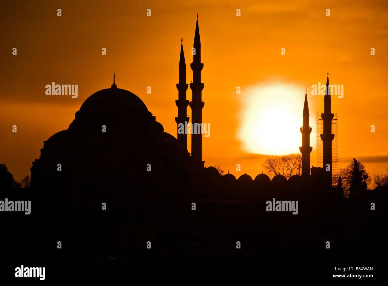 Silhouette der Suleiman Moschee bei Sonnenuntergang, Istambul, Türkei, Asien Stockfoto
