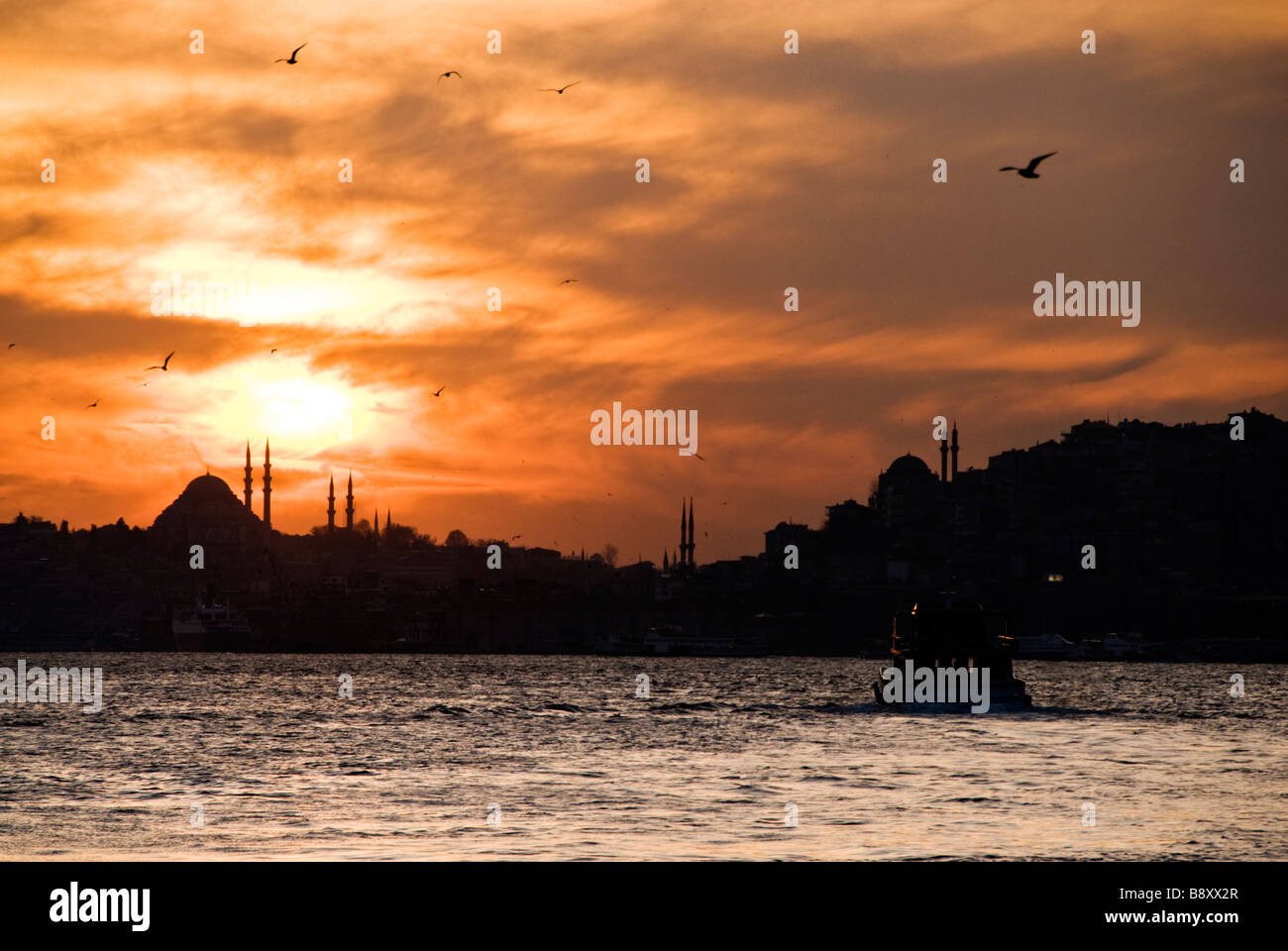 Silhouette von Suleiman Moschee und Boot über den Bosporus bei Sonnenuntergang, Istambul, Türkei, Asien Stockfoto