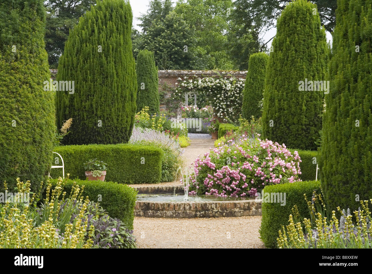 Zentralen kreisförmigen Becken und Brunnen in der Rose Garden auf dem Mottisfont Abbey Hampshire Stockfoto