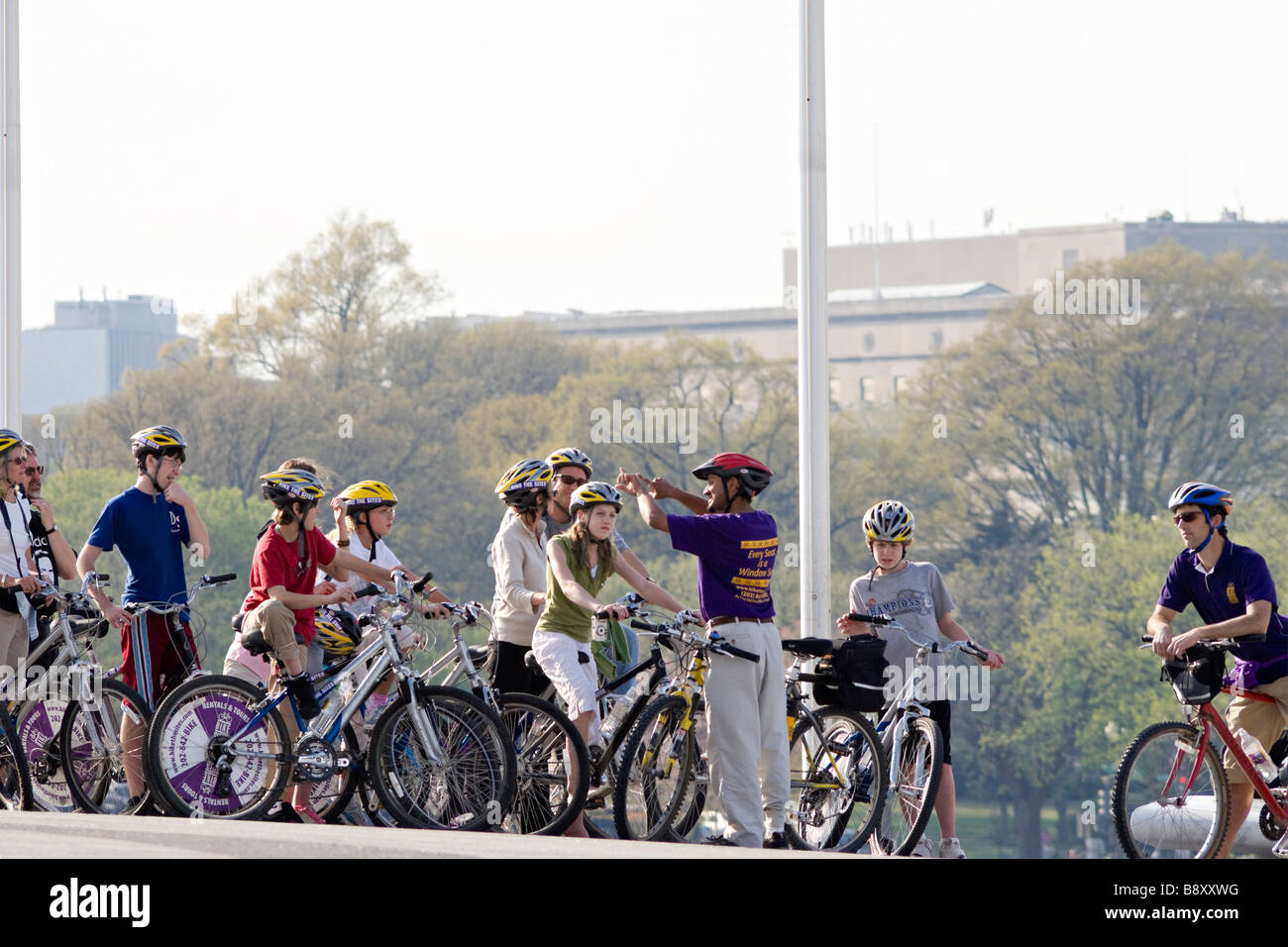 Touristen auf Fahrradtouren die Sehenswürdigkeiten von Washington DC mit Fahrrad Seiten. Unter dem Washington Monument. Stockfoto