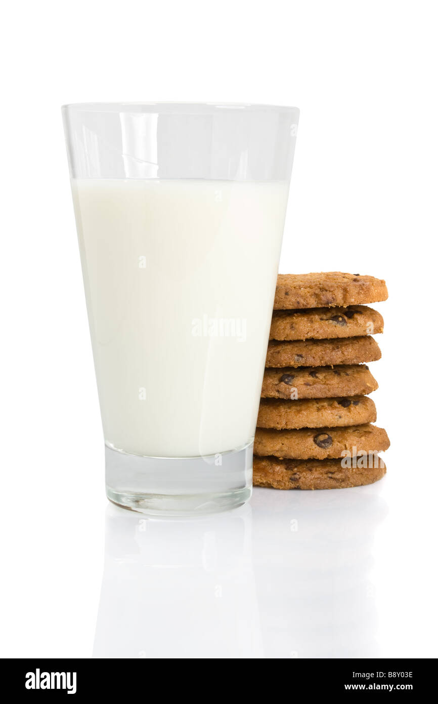 Chocolate Chip Cookies und ein Glas Milch isoliert auf weiss Stockfoto