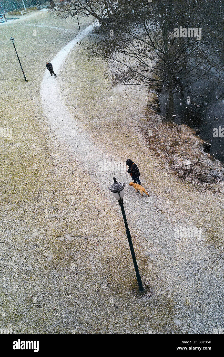 Menschen zu Fuß in ein Schneedusche in einem Park in Oslo Norwegen Stockfoto