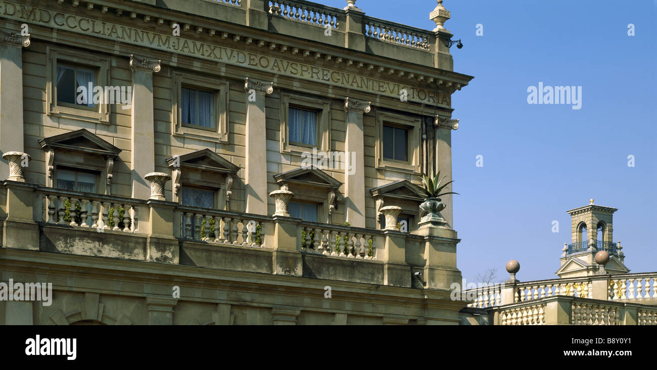 Blick von oben auf eine Ecke und Balustraden auf das Haus und die Spitze des Glockenturms Cliveden Buckinghamshire Stockfoto