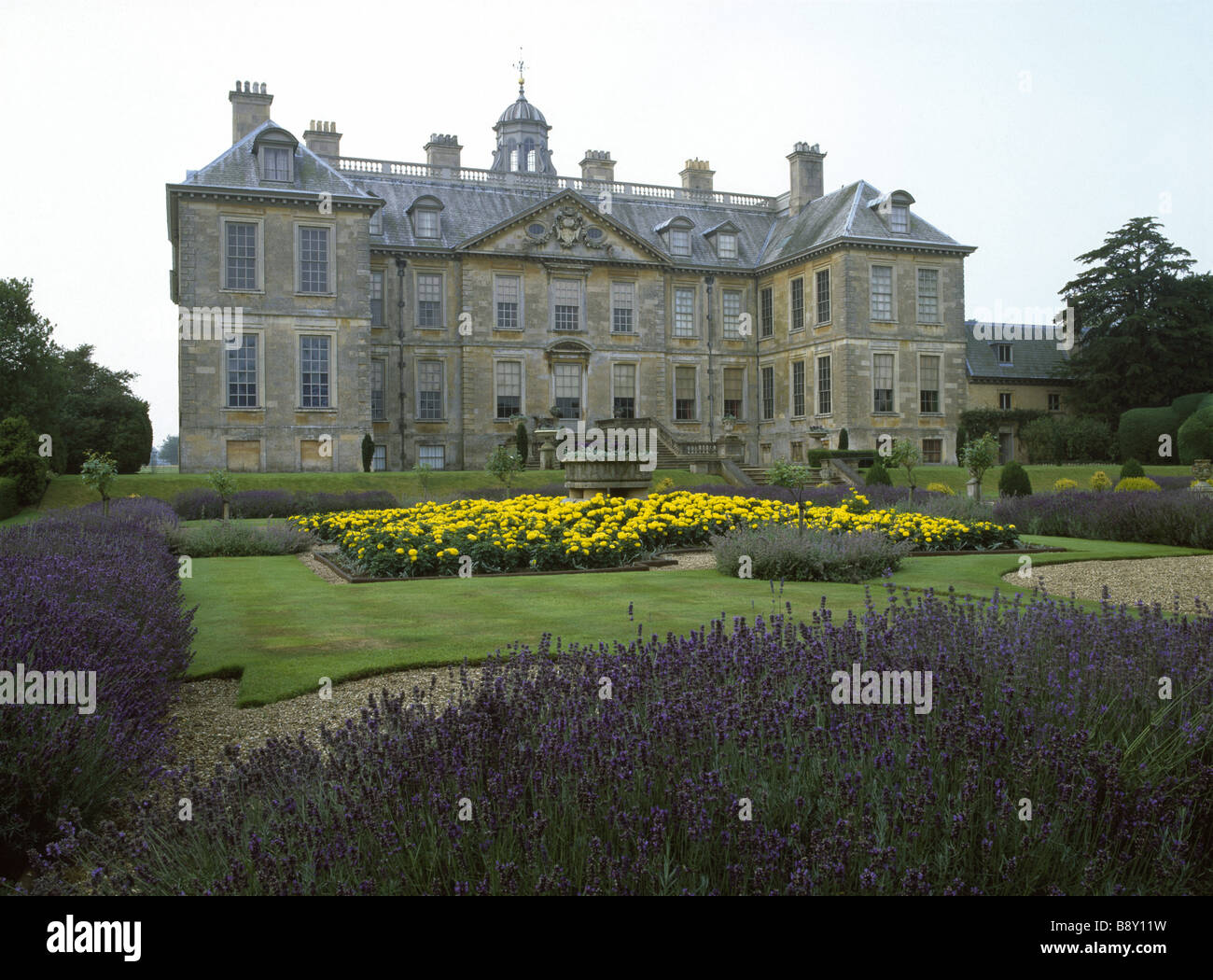 Die Nordfront und holländischen Garten Belton House Stockfoto