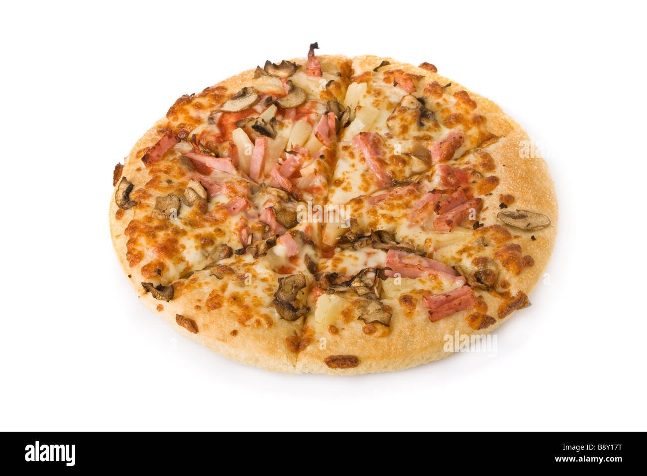 Pizza mit Champignons, Schinken und Ananas, isoliert auf weiss Stockfoto