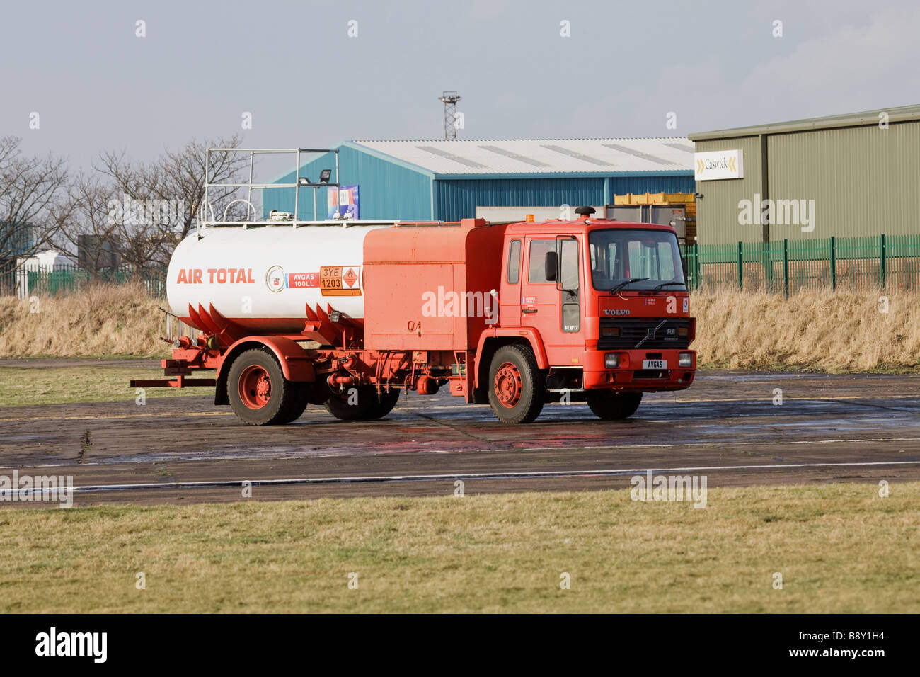 Tanker mit Avgas tanken Flugzeuge geparkt auf Asphalt Schürze Sandtoft Airfield Stockfoto