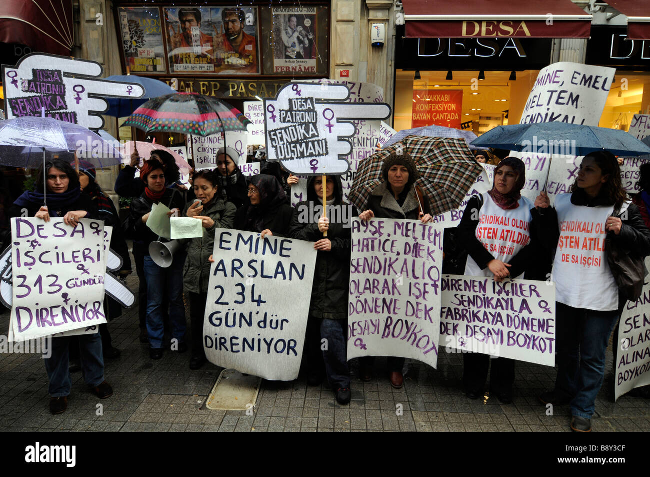 Eine feministische Demonstration in Istanbul, Türkei, am Vorabend der Welt Frauen Tag. Stockfoto