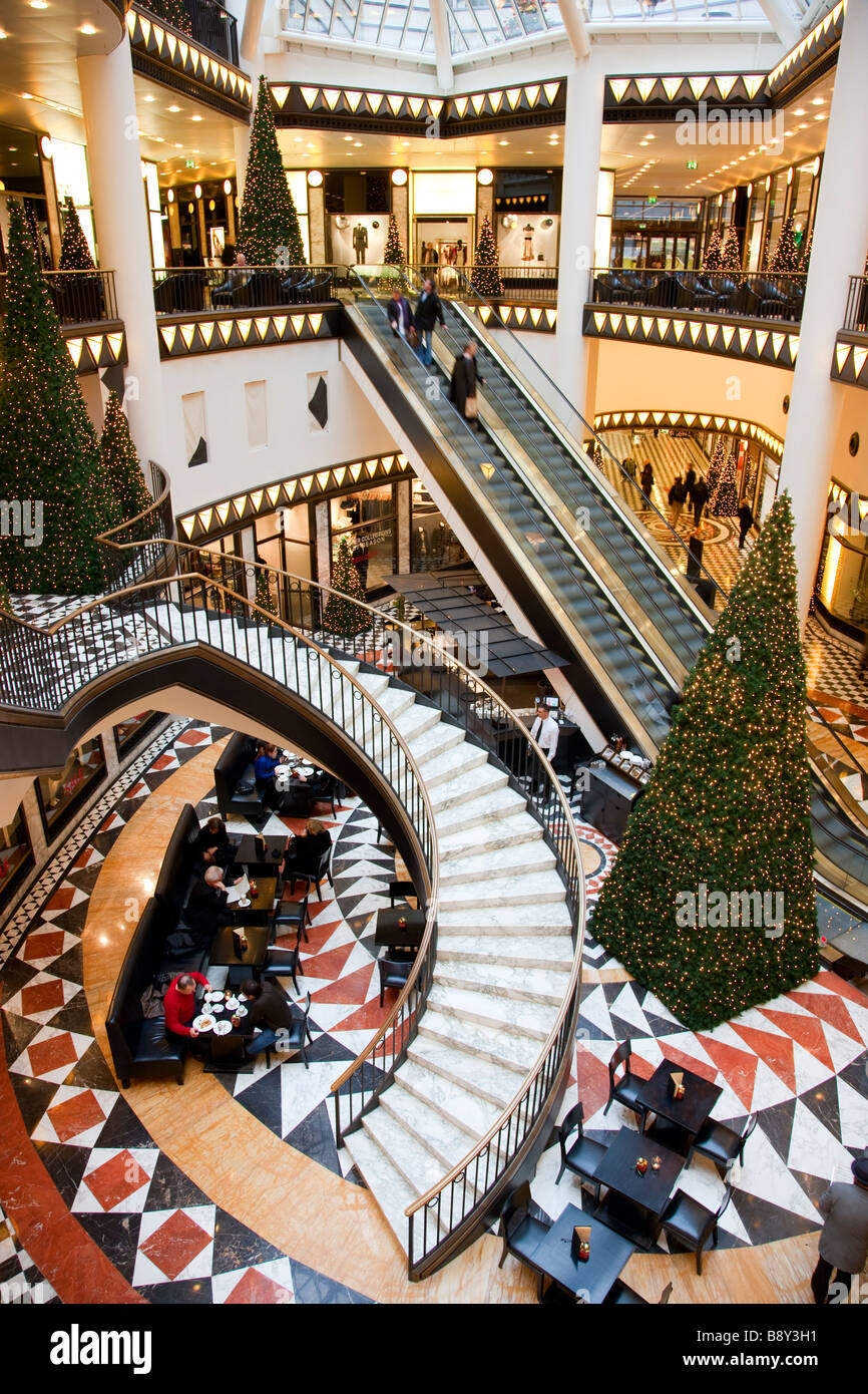 Innenraum des Einkaufszentrums an Weihnachten Berlin Deutschland Stockfoto
