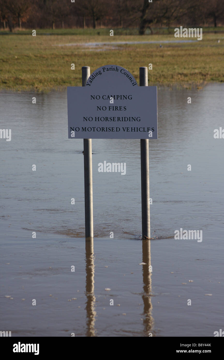 humorvolle lustige Zeichen Hochwasser Überschwemmung Fluss Medway