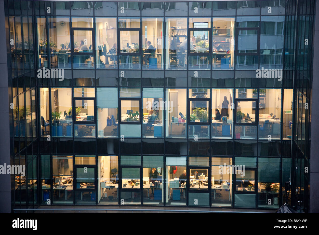Modernes Bürogebäude Menschen arbeiten spät Stockfoto