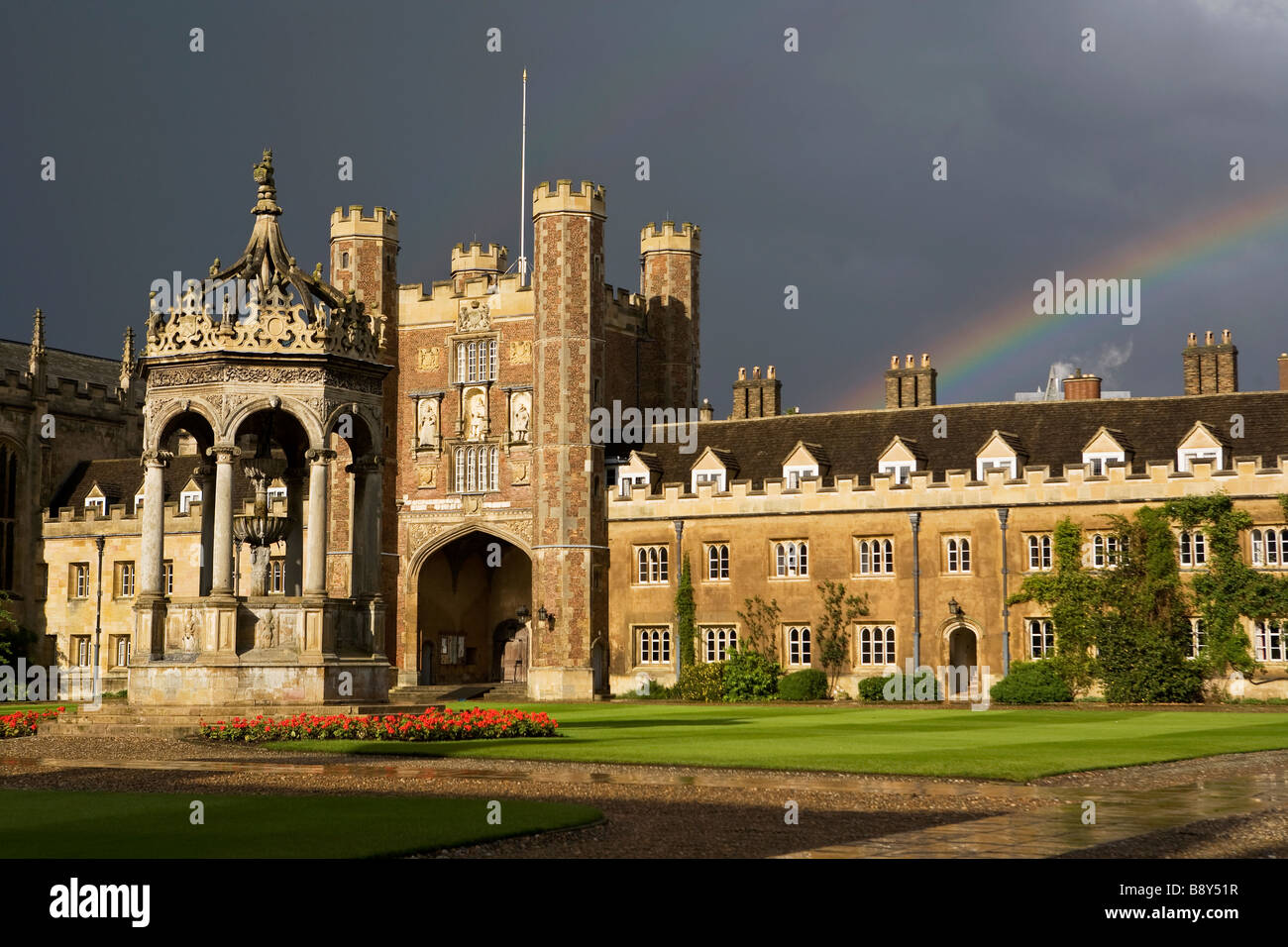 Regenbogen über Trinity College Cambridge, England Stockfoto