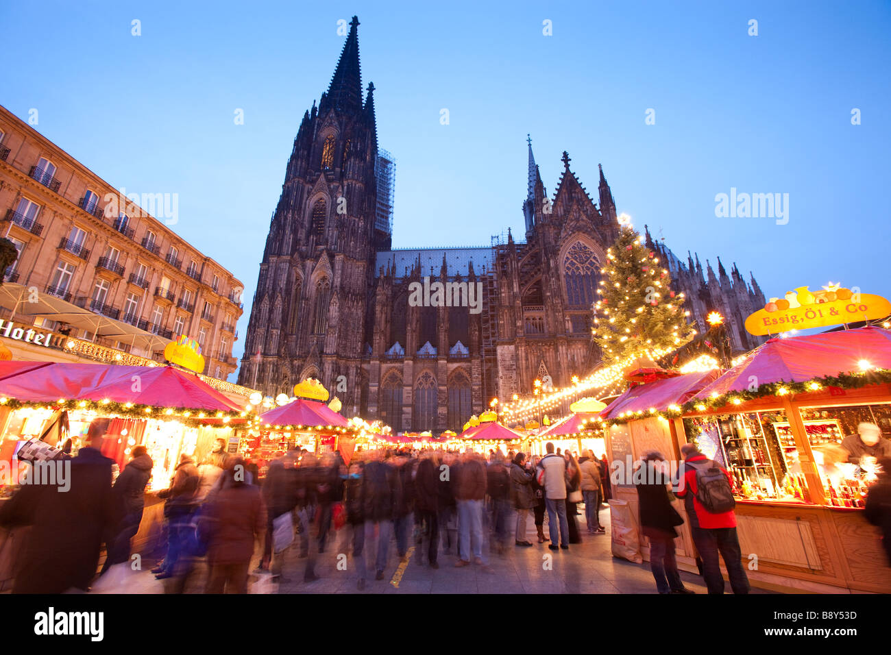 Weihnachtsmarkt am Kölner Dom-Dämmerung Nordrhein Westfalen-Deutschland Stockfoto