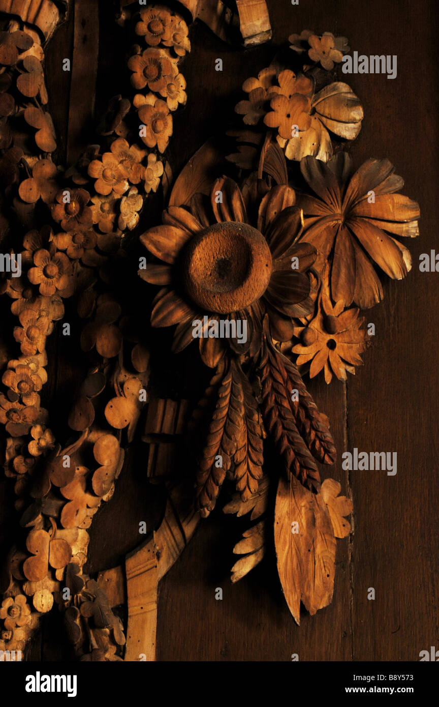 Bestandteil der späten C17th aus Holz schnitzen von Blumen von Grinling Gibbons in Lindenholz