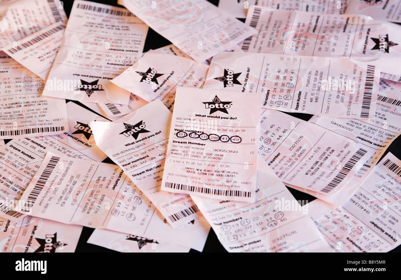 Ein Lotto Lotto-Ticket unter viele unterlegenen Tickets. VEREINIGTES KÖNIGREICH.  Sechs Zahlen eingekreist. Stockfoto