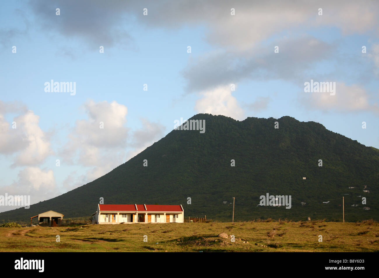 Ein Haus mit Blick auf die Feder, ein Vulkan auf der Karibik Insel Saint Eustache in den niederländischen Antillen Stockfoto