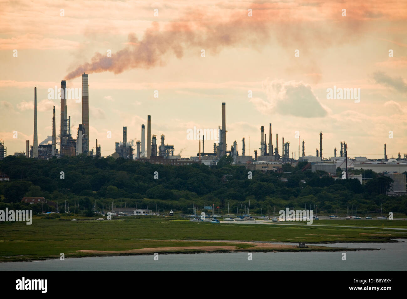 Rauchen Sie Stapel in einer Raffinerie Fawley Oil Refinery, Southampton, Hampshire, England Stockfoto