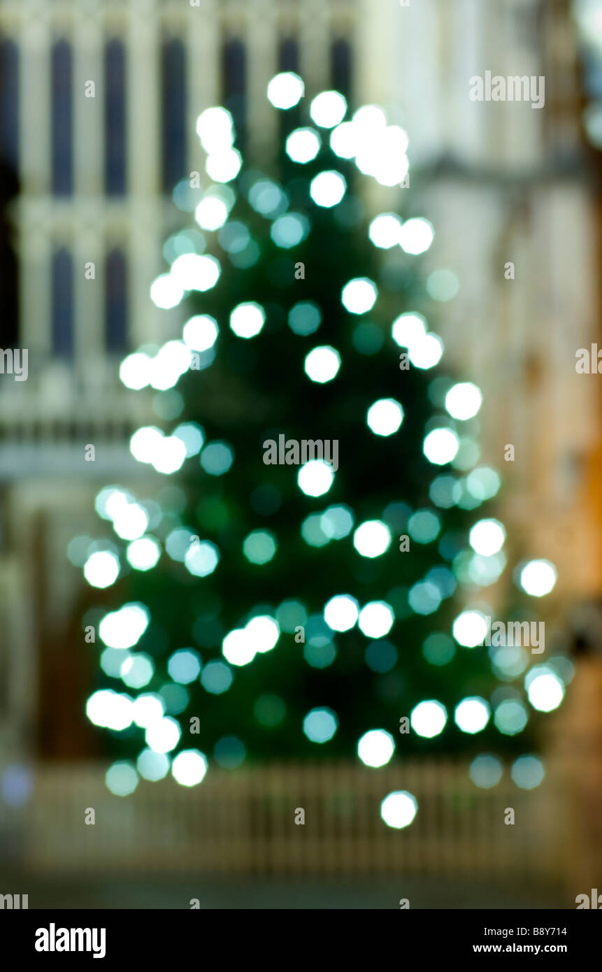 Weihnachtsbaum mit Lichtern Stockfoto