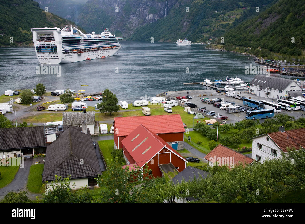 Kreuzfahrtschiff im Fjord, Grand Princess, Geiranger, Geirangerfjord, mehr Og Romsdal, Sunnmore, Norwegen Stockfoto