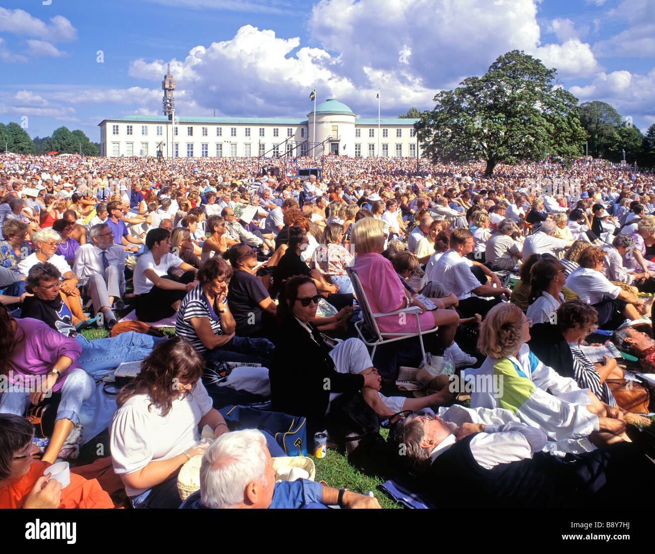 SCHWEDEN STOCKHOLM MASSEN AN JÄHRLICHEN OUTDOOR-KONZERT DES PHILHARMONISCHEN ORCHESTERS STOCKHOLM AUF DER INSEL DJURGARDEN Stockfoto