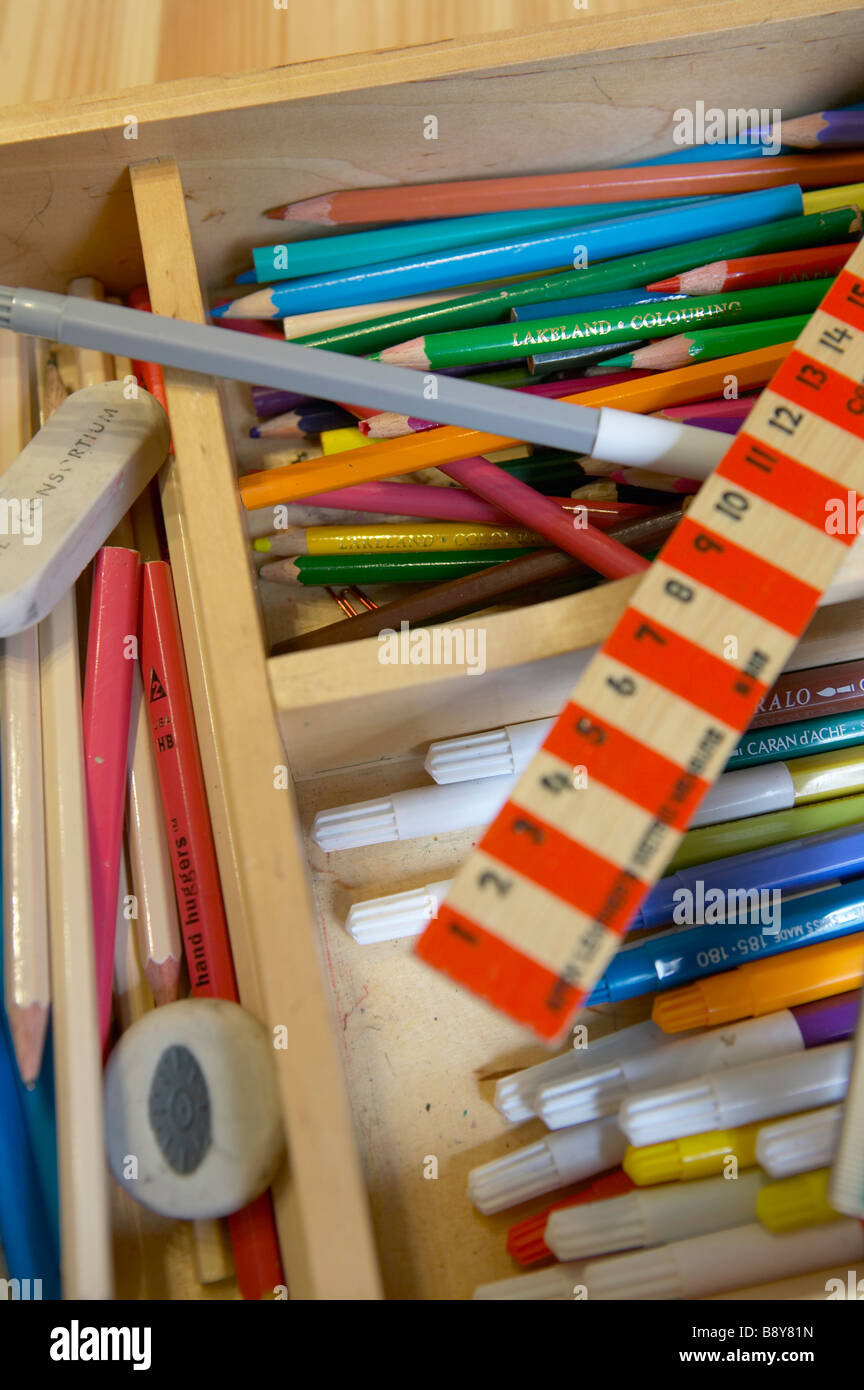 Kugelschreiber, Bleistifte, Klebeband und Lineale für Schulkinder Stockfoto