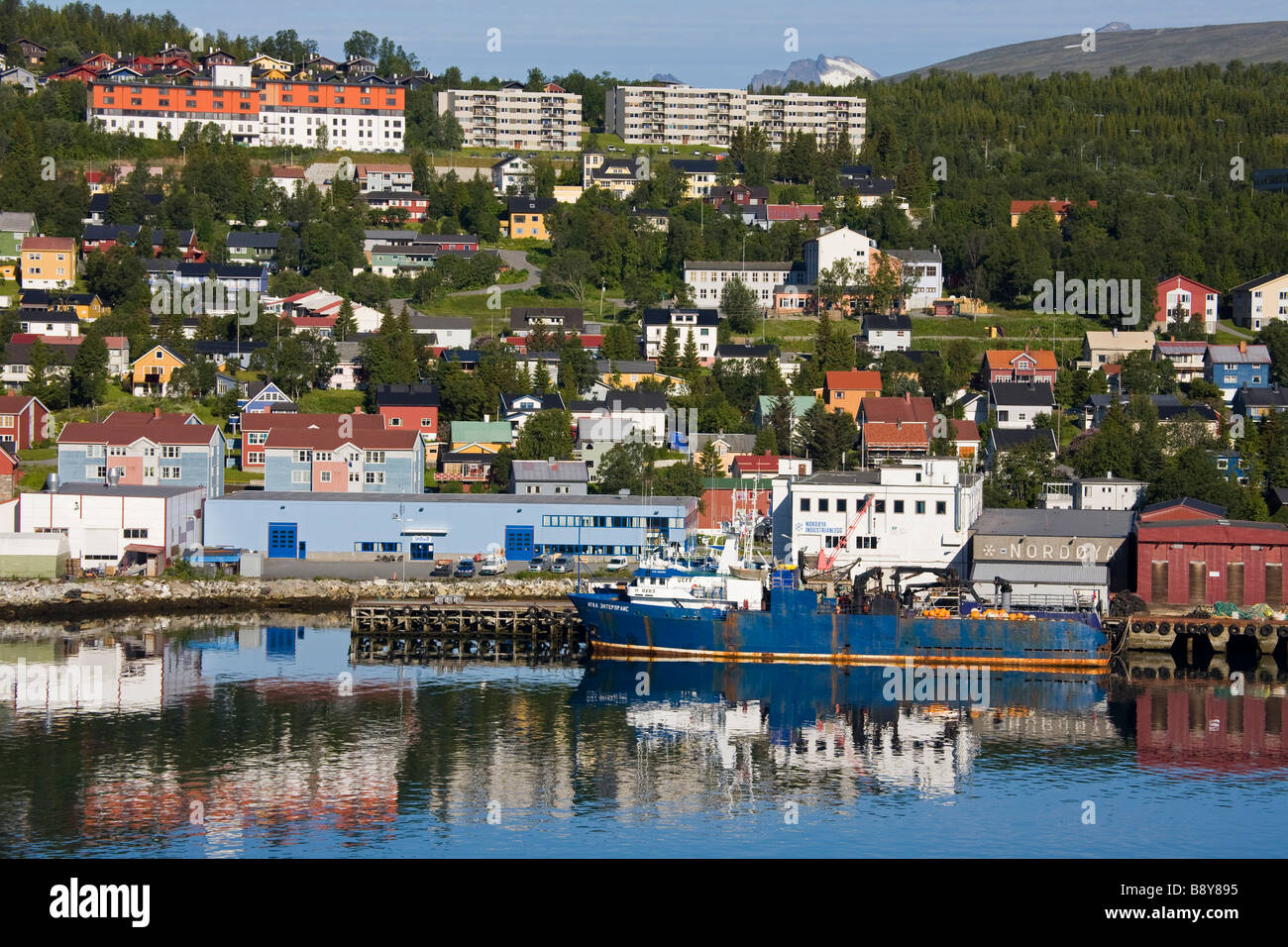 Trawler an einem kommerziellen Dock, Tromso, Toms Grafschaft, Nord-Norge, Norwegen Angeln Stockfoto